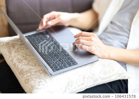 操作個人計算機的男性手 106431578