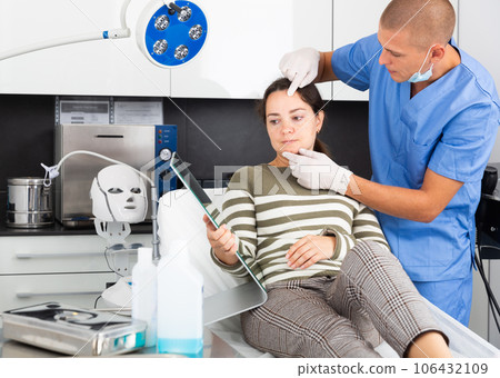 Woman having consultation with doctor in clinic 106432109