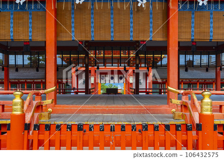 Kyoto, Fushimi Inari Taisha Shrine, looking at the tower gate and Omotesando from the outer worship hall 106432575