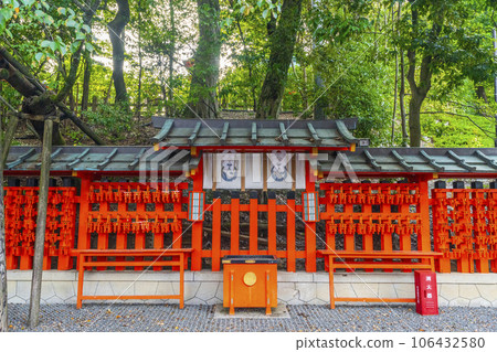 A place of worship located behind the main hall of Fushimi Inari Taisha Shrine with its beautiful vermillion Tamagaki fence 106432580