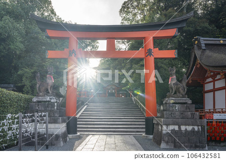 Kyoto, Fushimi Inari Shrine, Tamayama Inari Shrine, Vermillion torii and sunrise 106432581