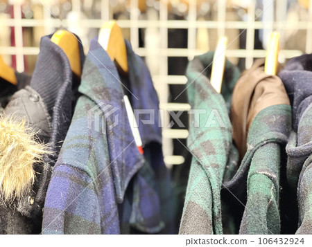 商店裡排隊的舊外套 106432924
