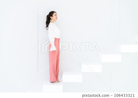 站立台階的一個少婦 106433321