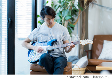 在家練習吉他的年輕人 106433969