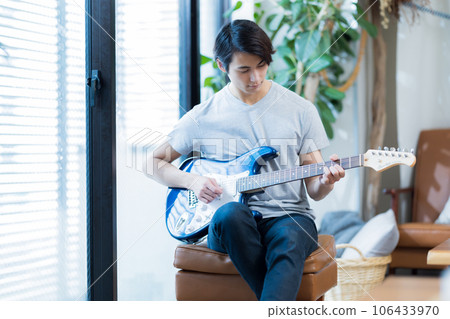 在家練習吉他的年輕人 106433970