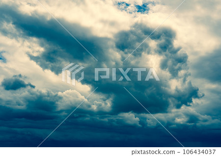 夏季天空升起的大量雲彩,預示著要下雨 b-3 強調暖色和冷色 夏季天空升起的大量雲彩,預示著要下雨 b-3 強調暖色和冷色 106434037