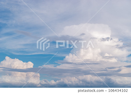 積雨雲在夏末的天空中升起a-3淺色調 106434102
