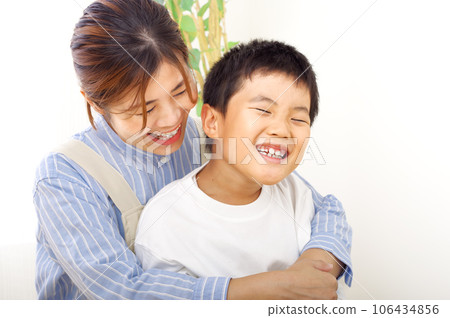 女人擁抱一個男孩 106434856