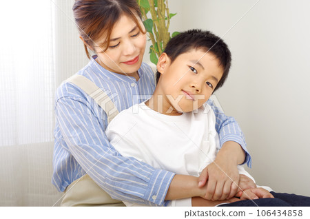 女人擁抱一個男孩 106434858