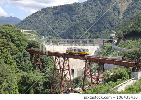 穿過南阿蘇鐵道館野大橋 背景是館野水壩 106435416