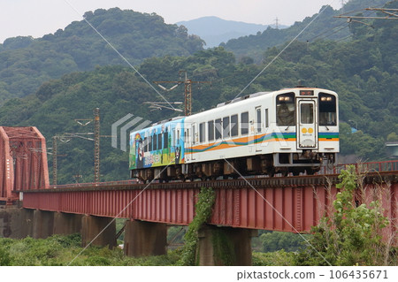 肥薩橙鐵道HSOR-100穿越球磨川大橋 106435671