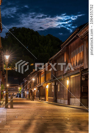 歷史悠久的聯排別墅林立的東茶屋街夜景 | 石川縣金澤市 歷史悠久的聯排別墅林立的東茶屋街夜景 | 石川縣金澤市 106435782