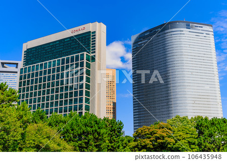 Skyscrapers in Shiodome seen from Hama-rikyu Gardens, Chuo-ku, Tokyo 106435948