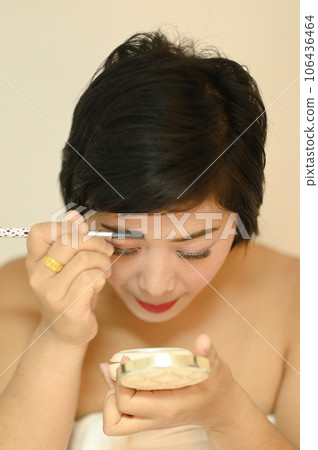 Beautiful Asian woman with dark eyebrows Use an eyebrow pencil to coat the eyebrows. Comb your eyebrows with an eyeliner brush. 106436464