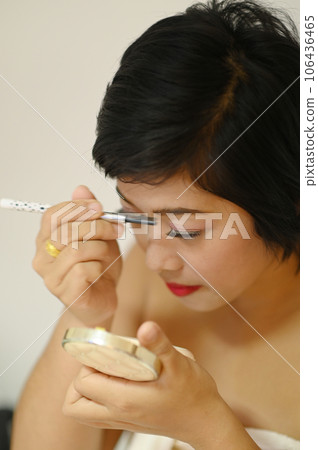 Beautiful Asian woman with dark eyebrows Use an eyebrow pencil to coat the eyebrows. Comb your eyebrows with an eyeliner brush. Beautiful Asian woman with dark eyebrows Use an eyebrow pencil to coat the eyebrows. Comb your eyebrows with an eyeliner brush. 106436465