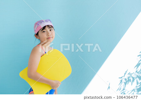 children attending swimming school 106436477