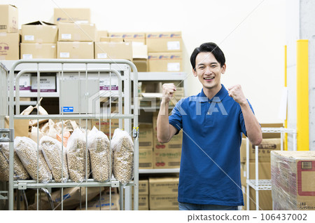 一個在倉庫工作的年輕人擺出勇敢的姿勢 106437002