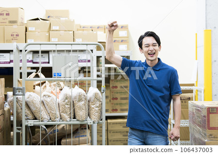 一個在倉庫工作的年輕人擺出勇敢的姿勢 106437003