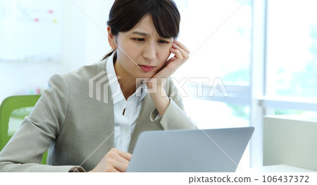 一位女性上班族在電腦前擔心或困擾的形象 106437372