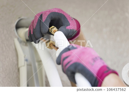 連接製冷劑管道的男工人空調安裝工作 106437562