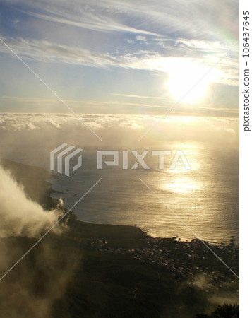 從桌山山頂看日落、大海和雲彩 從桌山山頂看日落、大海和雲彩 106437645