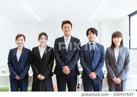 為一家公司/公司工作的五位穿著西裝的商人和女商人 為一家公司/公司工作的五位穿著西裝的商人和女商人 106437647