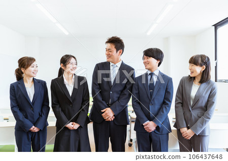 為一家公司/公司工作的五位穿著西裝的商人和女商人 為一家公司/公司工作的五位穿著西裝的商人和女商人 106437648