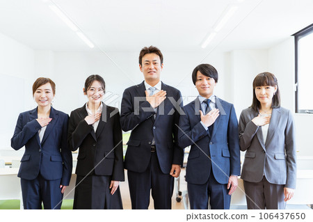 Five businessmen and businesswomen in suits who work for a company / company 106437650