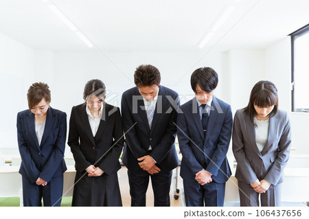 Five businessmen in suits who work for a company / company that apologizes for scandals (corruption, camouflage, violation, incident, fraud) Five businessmen in suits who work for a company / company that apologizes for scandals (corruption, camouflage, violation, incident, fraud) 106437656