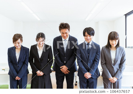 五位穿著西裝的商人和女商人在一家問候公司/公司工作(鞠躬,感謝,歡迎) 五位穿著西裝的商人和女商人在一家問候公司/公司工作(鞠躬,感謝,歡迎) 106437657