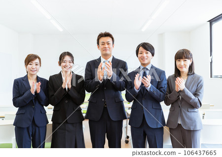 為亞洲商人和女企業家鼓掌的男女 為亞洲商人和女企業家鼓掌的男女 106437665