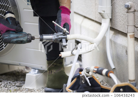 Air conditioner installation work Men's hands flaring the refrigerant pipes Air conditioner installation work Men's hands flaring the refrigerant pipes 106438243