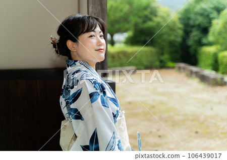一個穿著浴衣的女人站在日本房子裡 一個穿著浴衣的女人站在日本房子裡 106439017