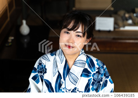 一個穿著浴衣的女人坐在榻榻米上 一個穿著浴衣的女人坐在榻榻米上 106439185