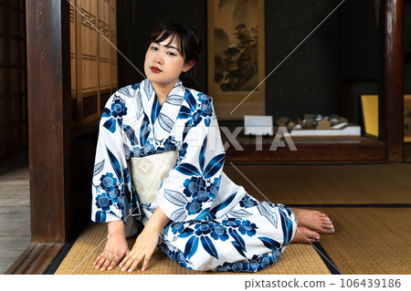 A woman in a yukata sitting on a tatami mat 106439186