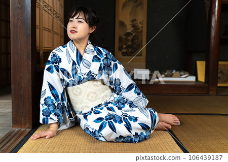 一個穿著浴衣的女人坐在榻榻米上 一個穿著浴衣的女人坐在榻榻米上 106439187