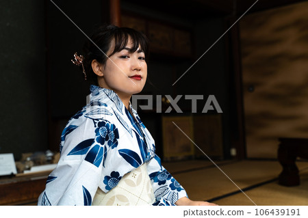 一個穿著浴衣的女人坐在榻榻米上 一個穿著浴衣的女人坐在榻榻米上 106439191