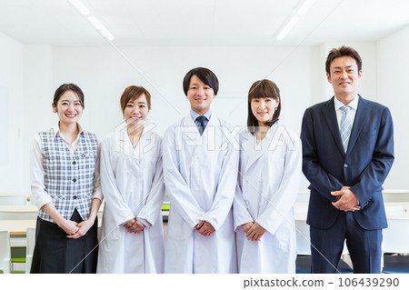 Men and women of medical workers working at a hospital (medical office work / MR) Men and women of medical workers working at a hospital (medical office work / MR) 106439290