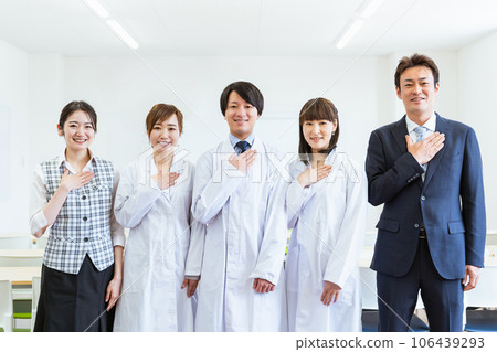 Men and women of medical workers working at a hospital (medical office work / MR) 106439293