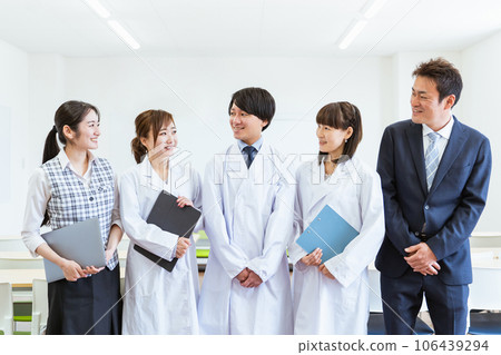 Men and women of medical workers working at a hospital (medical office work / MR) 106439294