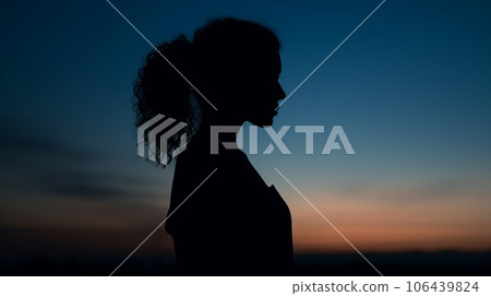 夕陽下的女人剪影 夕陽下的女人剪影 106439824