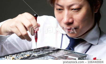 Male staff disassembling and repairing computers Setting maintenance image Male staff disassembling and repairing computers Setting maintenance image 106440004