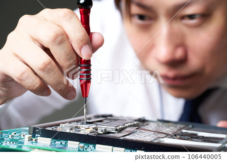 Male staff disassembling and repairing computers Setting maintenance image Male staff disassembling and repairing computers Setting maintenance image 106440005