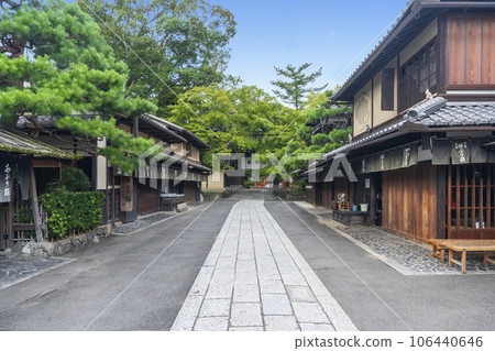 今宮神社東門附近,新綠季節,炸餅店鱗次櫛比(京都市北區四野今宮町) 今宮神社東門附近,新綠季節,炸餅店鱗次櫛比(京都市北區四野今宮町) 106440646