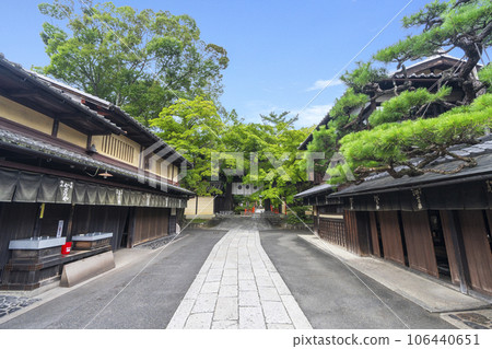 Near the east gate of Imamiya Shrine, during the fresh green season, aburimochi shops are lined up (Shino Imamiya-cho, Kita-ku, Kyoto City) 106440651