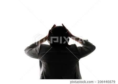 剪影女人擔心後視圖 106440879
