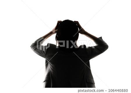 剪影女人擔心後視圖 剪影女人擔心後視圖 106440880