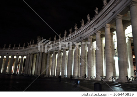 Statues of saints in San Pietro Square, Vatican 106440939