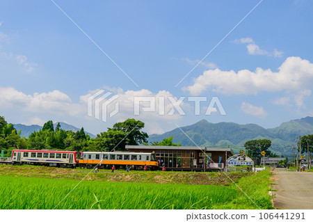 以夏日的天空和阿蘇山為背景,閃耀在鄉村的鐵道風景(全線開通) 南阿蘇鐵道 以夏日的天空和阿蘇山為背景,閃耀在鄉村的鐵道風景(全線開通) 南阿蘇鐵道 106441291