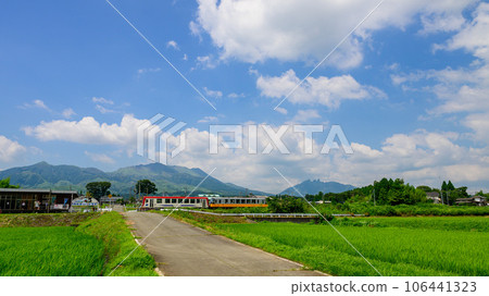 Railway scenery that shines in the countryside with the summer sky and Mt. Aso in the background (all lines open) Minami Aso Railway Railway scenery that shines in the countryside with the summer sky and Mt. Aso in the background (all lines open) Minami Aso Railway 106441323